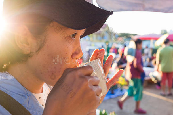 亚洲女人喝辅食饮料面部痤疮