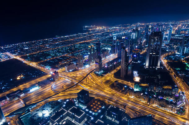 迪拜市中心未来主义城市霓虹灯和谢赫扎耶德路