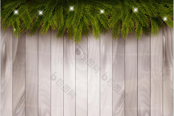背景是圣诞树的树枝和木墙前的装饰品。