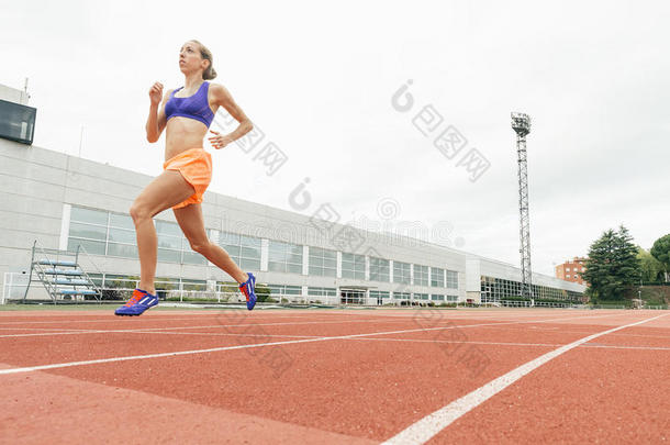 田径女子田径运动员在跑道上跑步