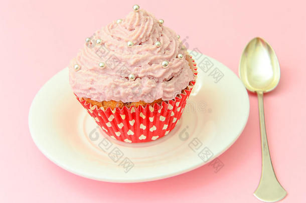奶油蛋糕，粉红色背景的纸杯蛋糕