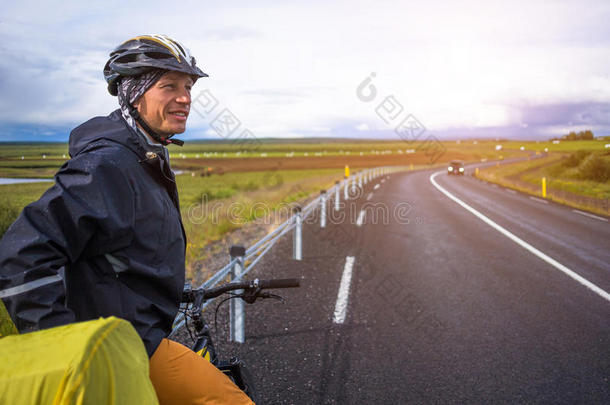 在冰岛阳光明媚的夏日，骑自行车的人骑在路上