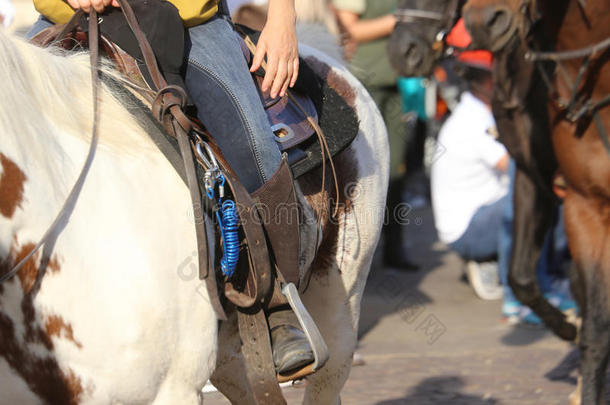 牛仔在骑马的过程中穿着牛仔裤