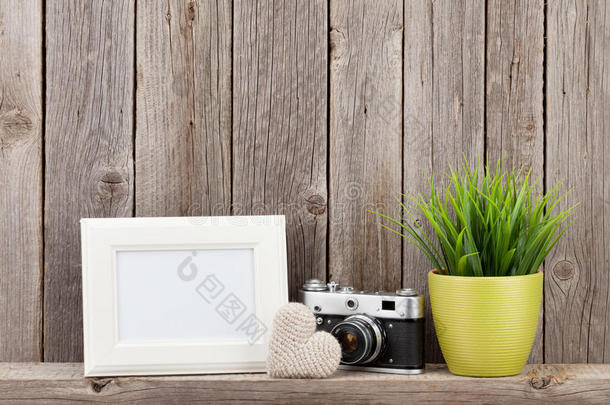 空白相框，心脏，相机和植物