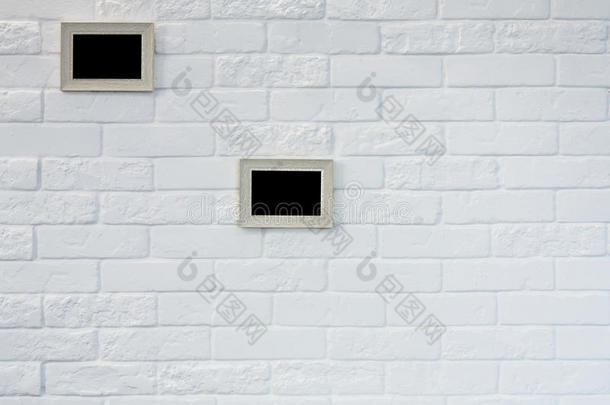 白色砖墙上的空画框