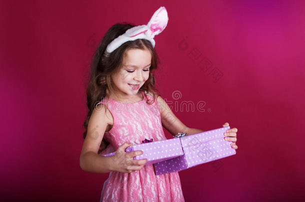 女孩穿着粉红色的连衣裙和兔子的耳朵