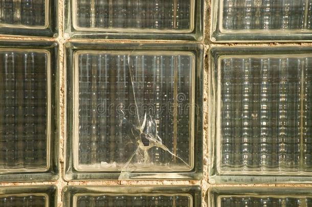 破碎的旧玻璃砖墙。 后现代社会主义风格