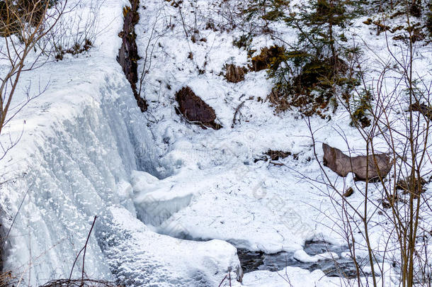冰流瀑布在雪和岩石的中间白云岩山脉