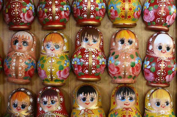 五颜六色的俄罗斯木制娃娃作为冰箱磁铁