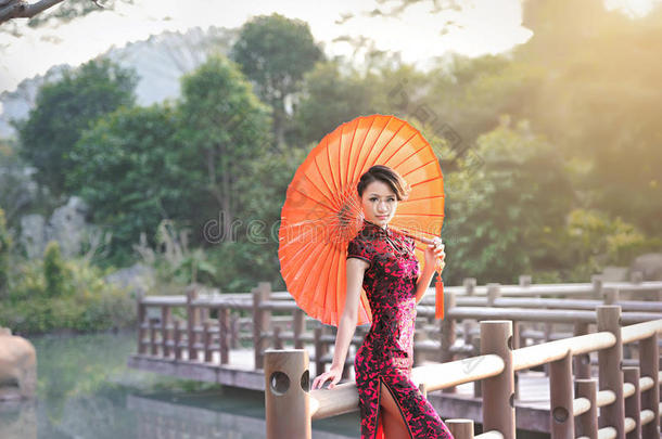 穿着旗袍的<strong>中国古典</strong>女人