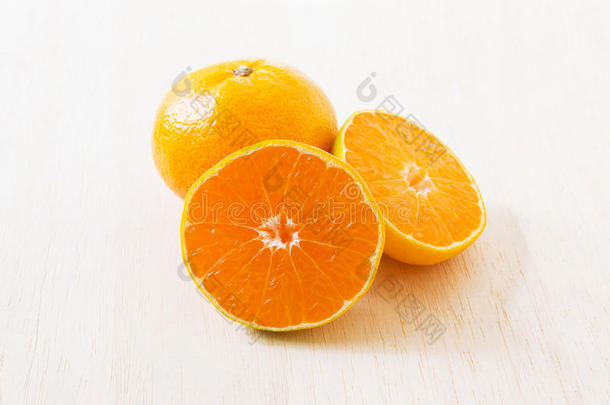 新鲜有机橙子一半水果
