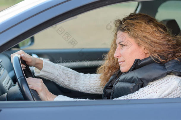 女人在开车