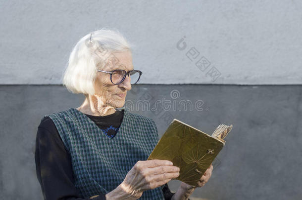 奶奶看着家庭相册