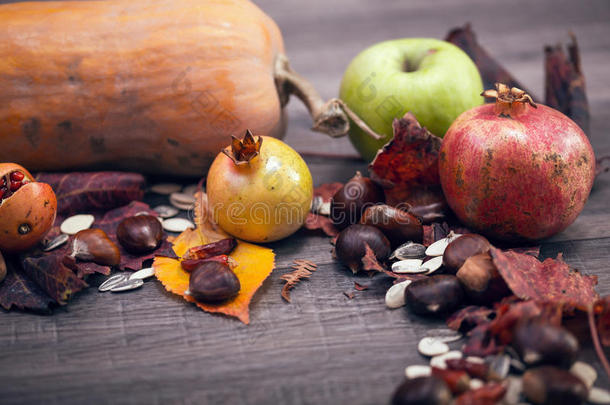 一桌秋天的水果。