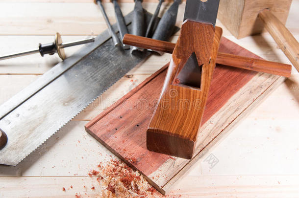 用手工工具雕刻木头