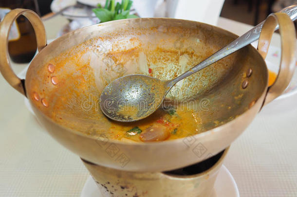 餐后脏黄铜锅和污垢瓢，黄铜锅可以是多功能的。 需要洗脏黄铜锅。 在这张照片里用它