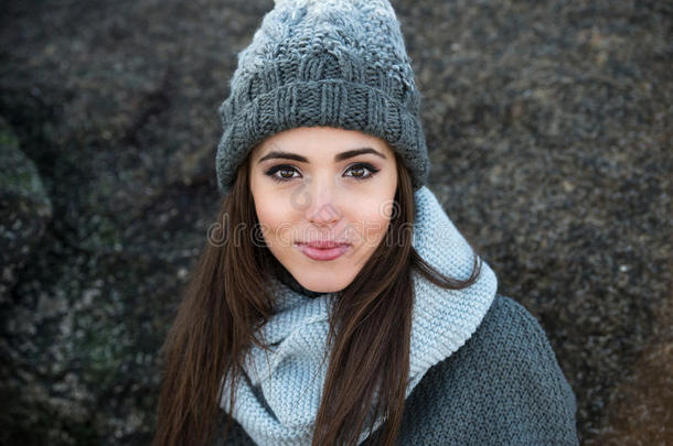 美丽微笑的女人穿着冬天温暖的衣服和帽子