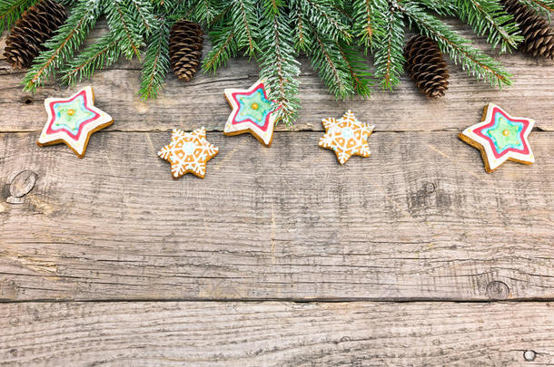 圣诞装饰，杉木树枝和<strong>饼干</strong>在<strong>木板上</strong>