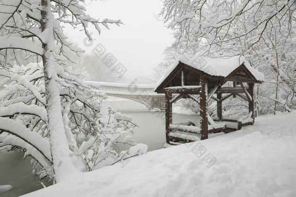 市中心公园弓桥后大雪，纽约市