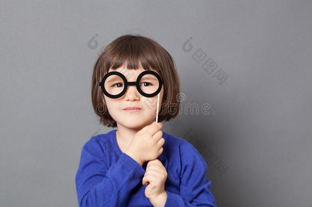有趣的儿童眼镜概念为旧时尚知识分子