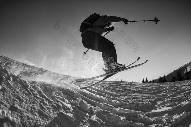 黑白镜头的自由滑雪者跳跃
