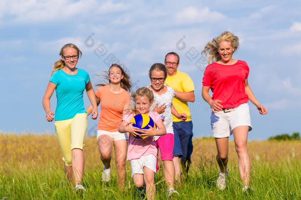 一家人在草地上玩球<strong>类游戏</strong>
