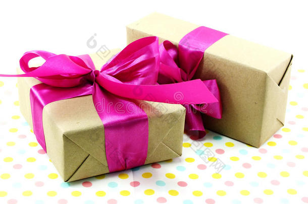 礼品盒，粉<strong>红色丝带</strong>蝴蝶结和玫瑰<strong>花</strong>