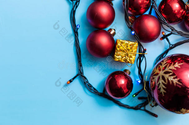 圣诞背景，红色装饰品，金色礼品盒和雪中冷杉