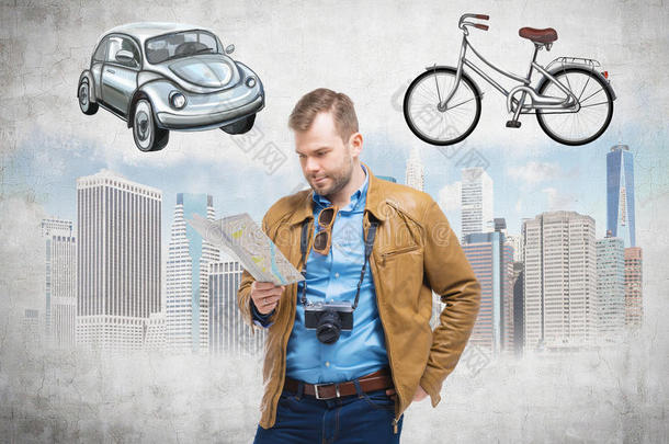 一个穿着便装的英俊男人拿着一张地图，想着最适合在城市旅行或通勤的方式。 素描