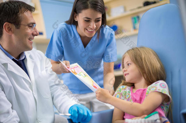 牙医的女孩因勇敢而得到一张<strong>表扬</strong>卡