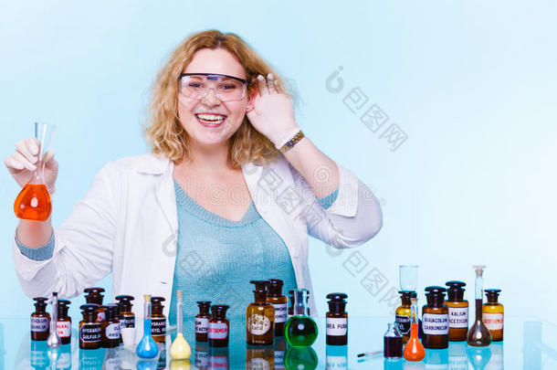 女化学学生带玻璃器皿测试瓶。