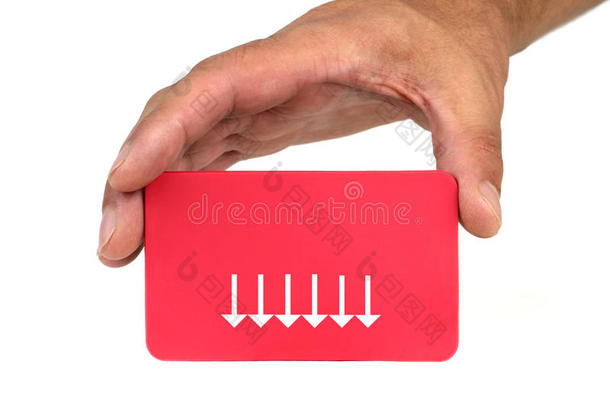 手握并显示带有箭头的红色卡片