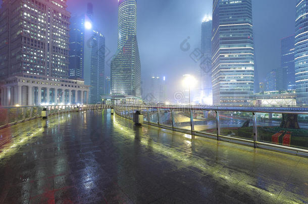 空大理石地面道路与现代城市建筑背景