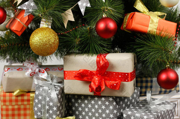 圣诞树上有装饰品和礼品盒