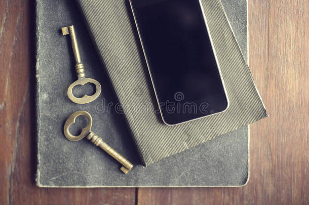 空白黑色手机屏幕与日记和老式钥匙在w