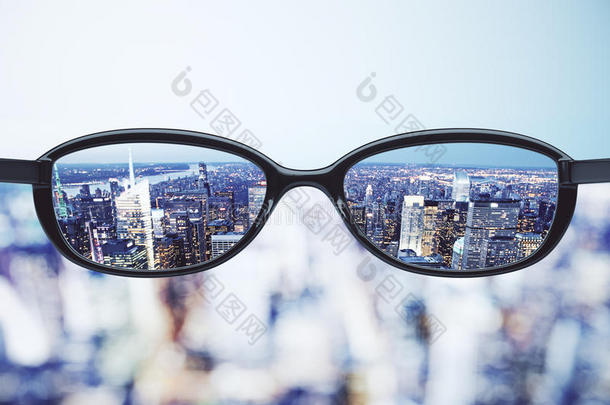 清晰的视觉概念与眼镜和夜间巨型城市巴