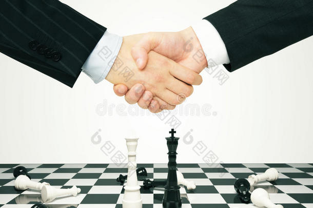 与男人握手和棋子的共识概念