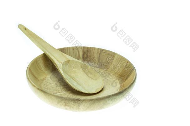 白色背景上隔离的空木碗和汤勺