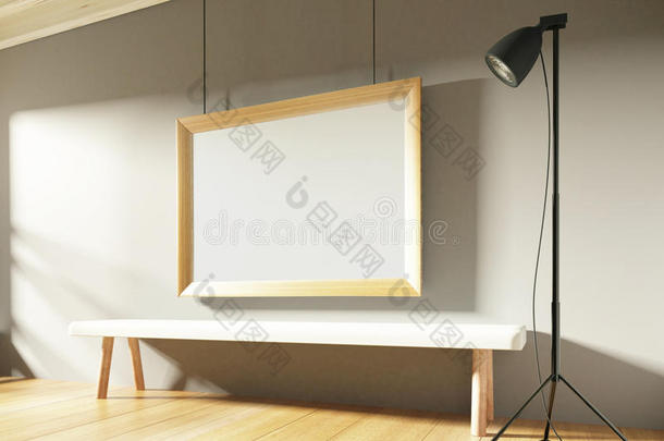 在阳光明媚的空房间里用木凳做空白画框