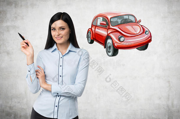 一名妇女正在教授道路交通法规的基础。 在混凝土墙上画了一辆红色汽车的草图。