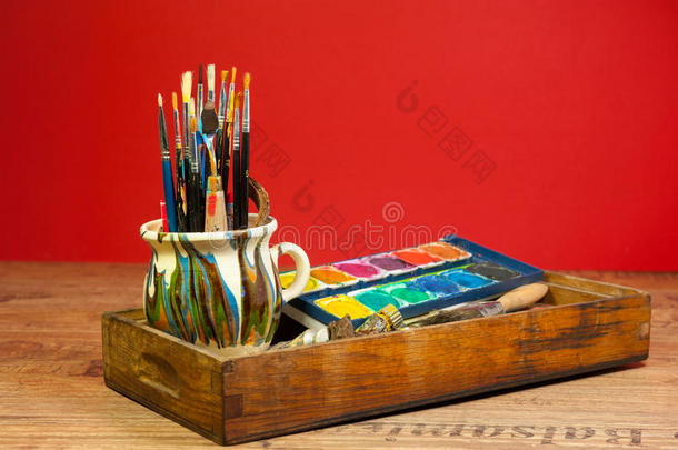 创意活动绘画用品刷颜色在木箱复古外观