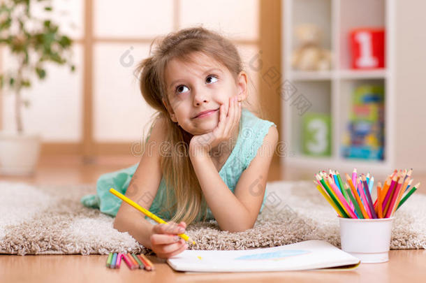 梦幻般的女孩用彩色铅笔画画