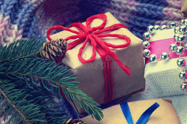 圣诞<strong>礼盒</strong>，冷杉树枝和<strong>冬季</strong>围巾