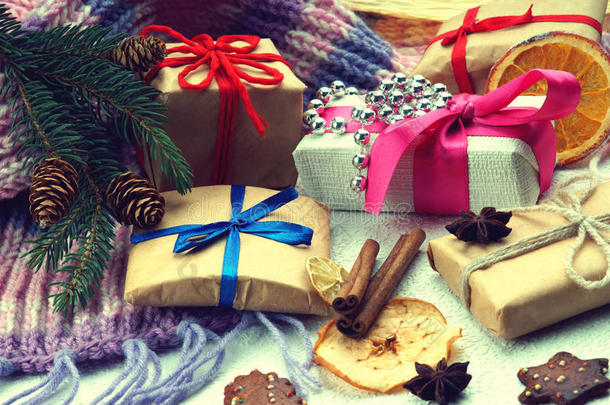 圣诞礼盒，冷杉树枝，冬季围巾和干果