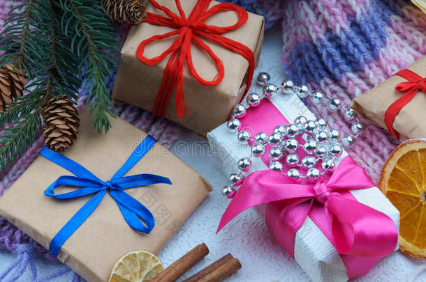 圣诞礼盒，冷杉树枝和干果