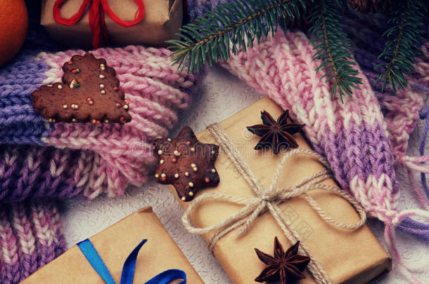 圣诞礼盒，冷杉树枝和冬季围巾