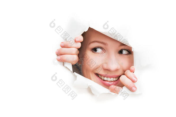 一张女人的脸透过一个在白纸上撕开的洞偷看