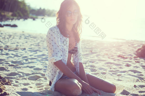 海滩女人戴太阳镜夏天旅行