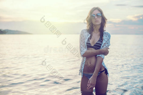 海滩女人戴太阳镜夏天旅行