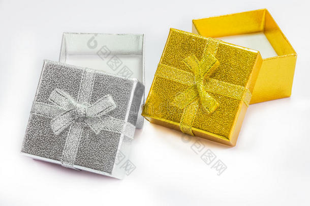 金色和银色礼品盒，白色背景上有金色丝带